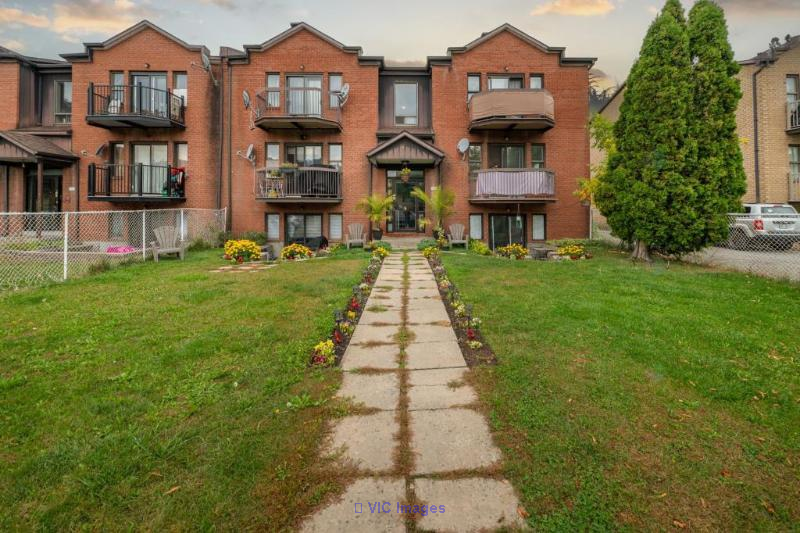Spacious 4 1/2 Apartment in Rivière-des-Prairies Available Now / Grand Appartement 4 1/2 à Rivière-des-Prairies Disponible Maintenant