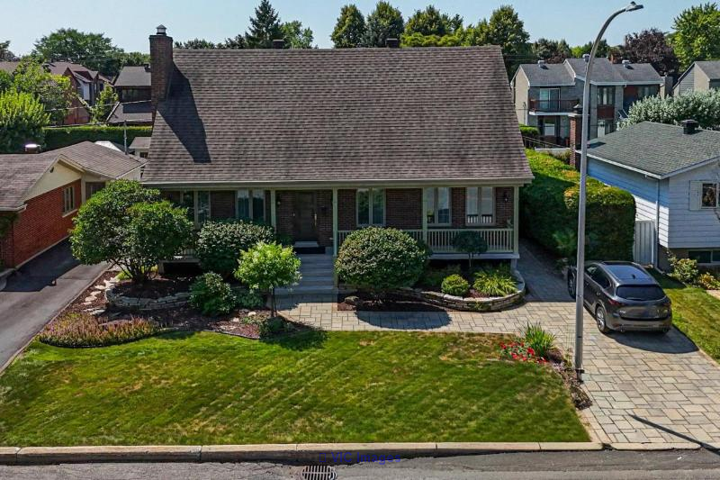Luxurious, Fully Renovated Home in Boucherville / Maison de luxe entièrement rénovée à Boucherville