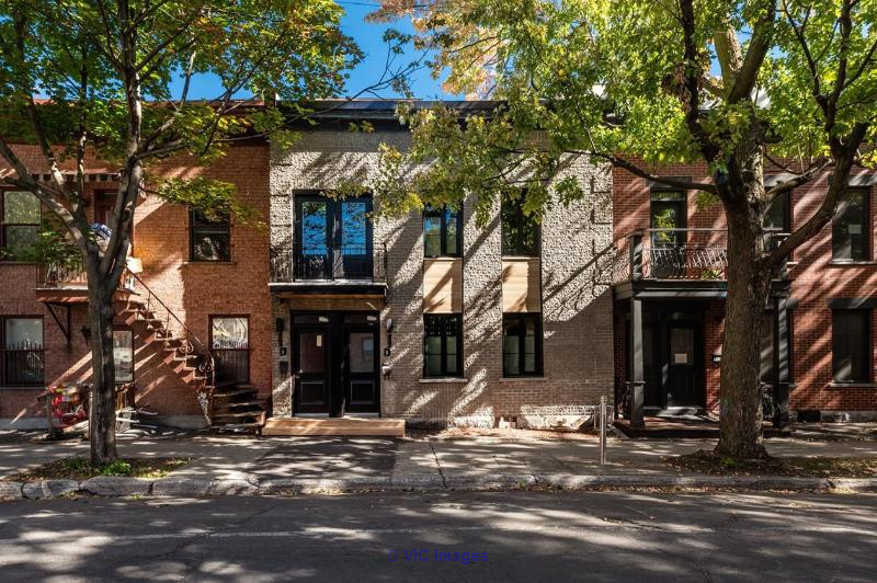 Modern Two-Storey Home in Plateau-Mont-Royal / Maison moderne à deux étages à Plateau-Mont-Royal