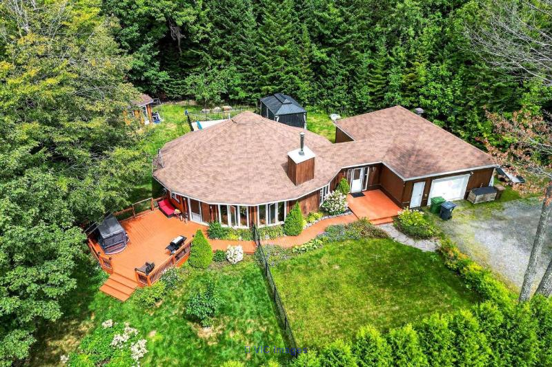 Charming and unique Laurentian home for sale / Maison unique et chaleureuse à vendre dans les Laurentides