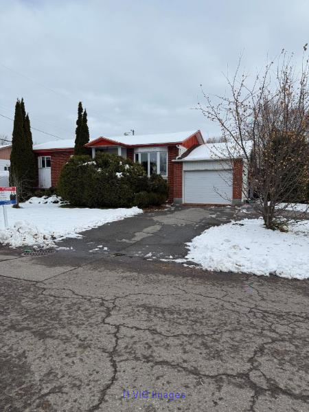 Prime Real Estate: Home for Sale Near St-Eustache Hospital / Immobilier de choix : Maison à vendre près de l'hôpital de St-Eustache