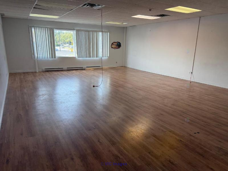 Affordable Office Space in Prime Montreal Shopping Center / Bureau Abordable au Centre Commercial de Montréal