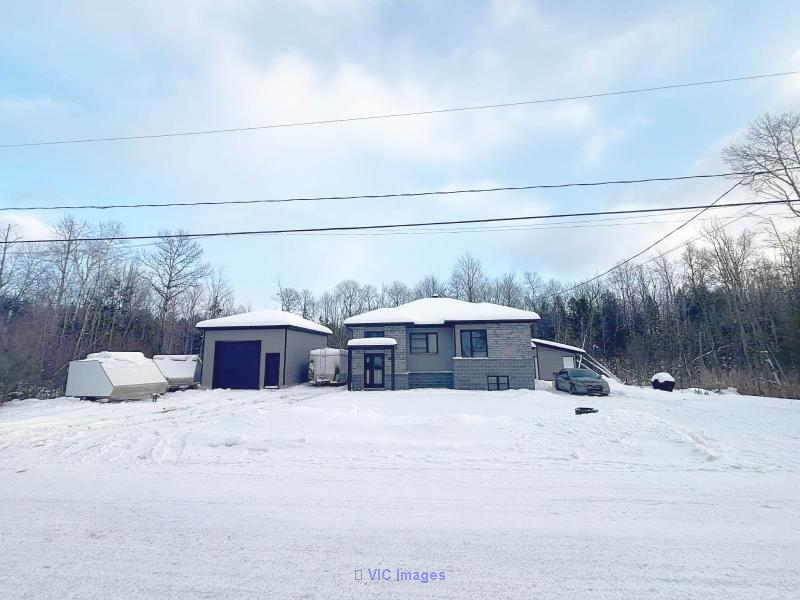 Spacious Duplex with Large Garage in Sainte-Sophie / Duplex spacieux avec grand garage à Sainte-Sophie