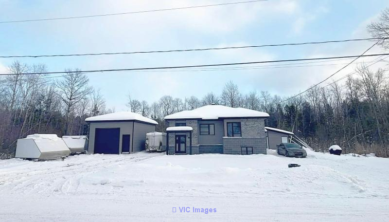Home with In-Law Suite Close Proximity to Downtown Sainte-Sophie / Maison avec Suite Parentale Près du Centre-Ville de Sainte-Sophie