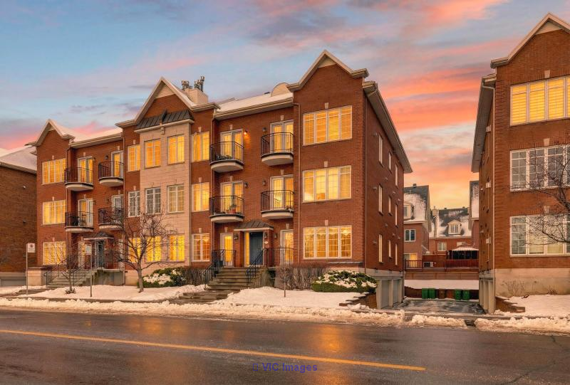 Spacious Two-Story Condo for Sale in Montreal / Grand Condo à Deux Étages à Vendre à Montréal