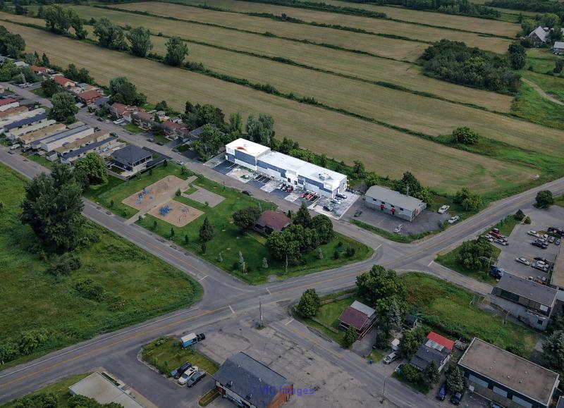 Industrial Office and Warehouse Space for Lease in St-Hubert / Espace industriel de bureaux et entrepôt à louer à St-Hubert