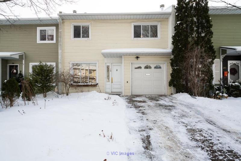 Desirable Pointe-Claire Townhouse for Sale / Maison de ville recherchée à Pointe-Claire à vendre