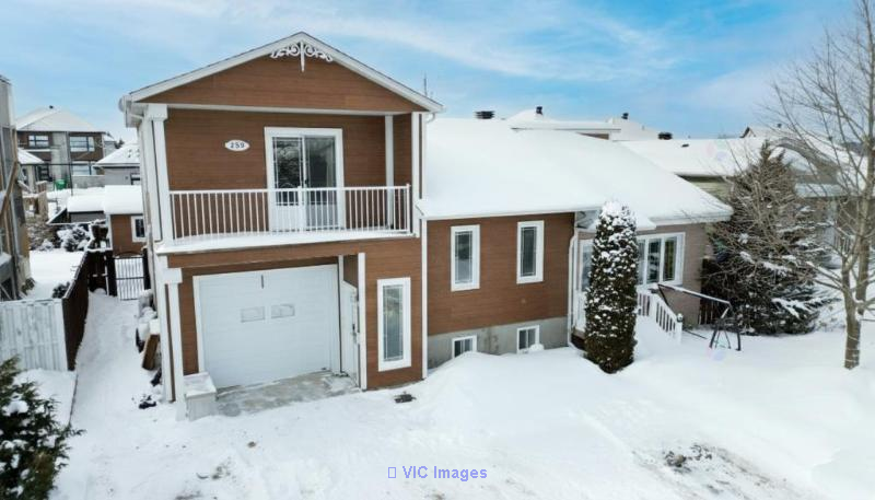 Spacious 4-Bedroom Home with Office, Garage, and Income Potential in Lavaltrie / Grande maison 4 chambres avec bureau, garage et potentiel de revenus à Lavaltrie