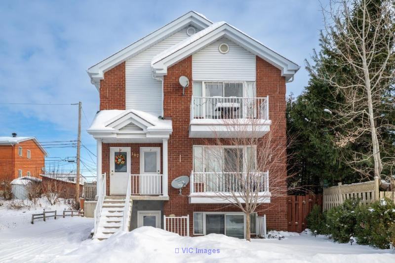 Spacious 4 1/2 Ground Floor Apartment, Semi-Furnished, 2 Parking Spots, L'Île-Bizard / Appartement Rez-de-Chaussée Spacieux 4 1/2, Semi-Meublé, 2 Places de Stationnement, L'Île-Bizard