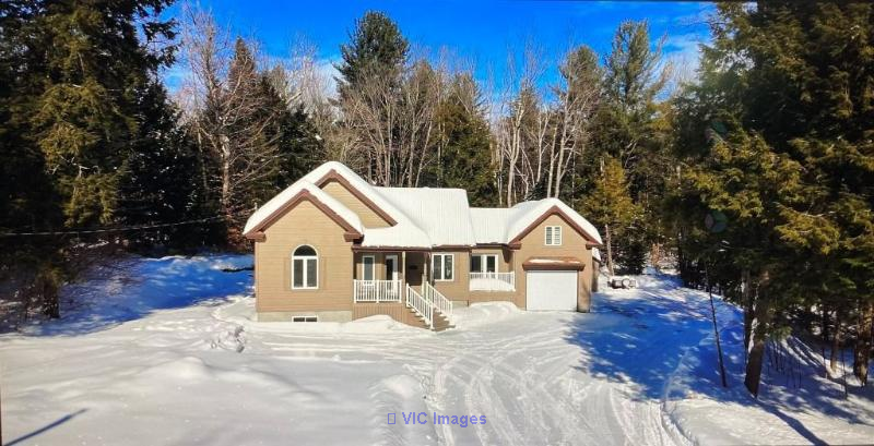 Charming Private Property with Garage and Forest Views / Charmante propriété privée avec garage et vue sur la forêt