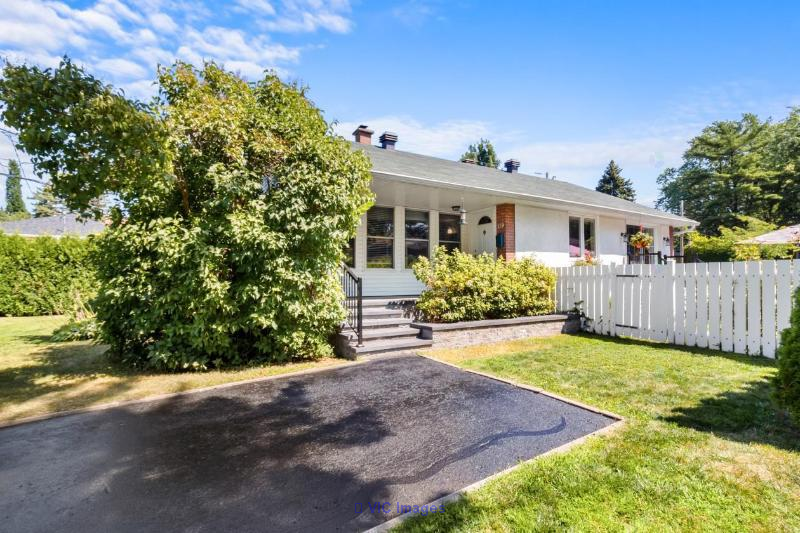 Stunning Home with Pool & Solarium in Preville, St-Lambert / Maison Éblouissante avec Piscine & Solarium à Préville, St-Lambert