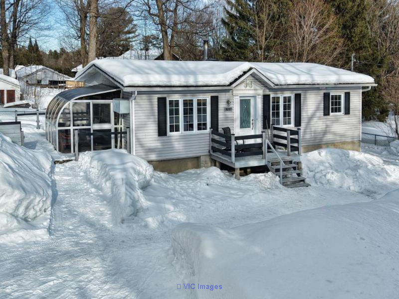 Charming 3-Bedroom Home with Garage and Solarium in Ste-Julienne / Charmante Maison 3 Chambres avec Garage et Solarium à Ste-Julienne
