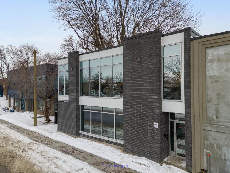 Prime 1,200 sq. ft. Office/Commercial Space in La Prairie / Espace de bureau/commercial de 1 200 pi² à La Prairie