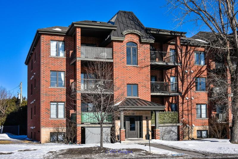 Spacious 3-Bedroom Corner Condo, 987 Sq. Ft., Saint-Hubert / Spacieux Condo d'Angle 3 Chambres, 987 Pi², Saint-Hubert