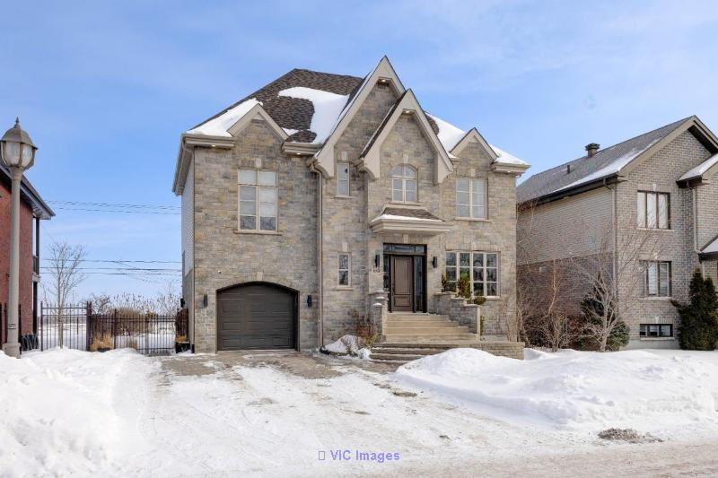 Elegant Luxury Real Estate in La Prairie / Élégante Propriété de Luxe à La Prairie