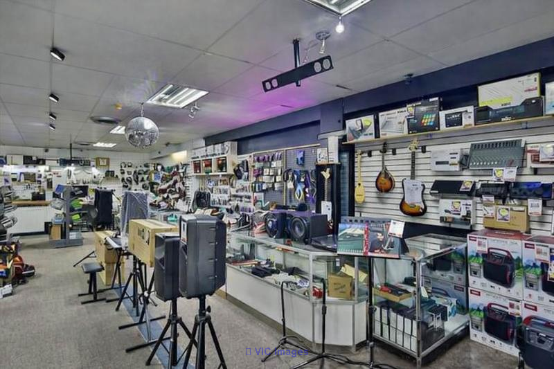 Electronics and Pawn Shop for Sale / Magasin d'électronique et de prêteur sur gages à vendre