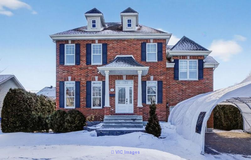 Ideal Family Home for Sale in Blainville / Maison familiale idéale à vendre à Blainville