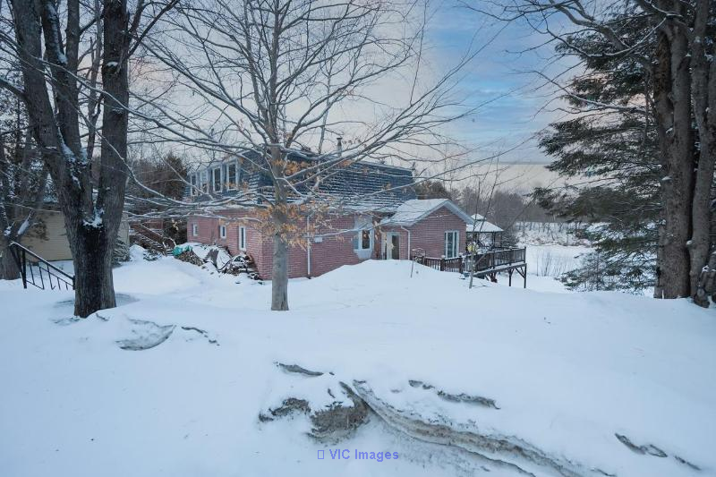 Lakeside Real Estate Gem: Spacious Home on Lake Capri in St-Colomban / Propriété au bord du lac : Maison spacieuse au bord du lac Capri à St-Colomban