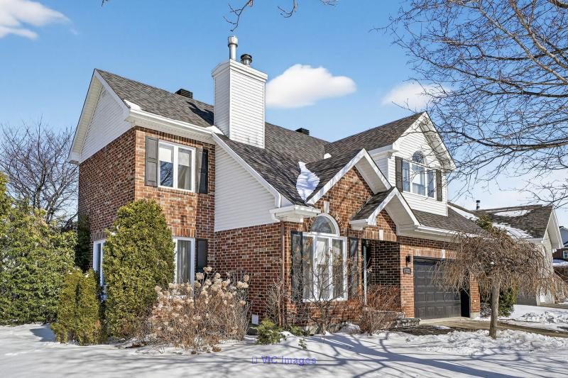 Stunning, pristine home for sale in Lorraine. / Superbe maison immaculée à vendre à Lorraine.