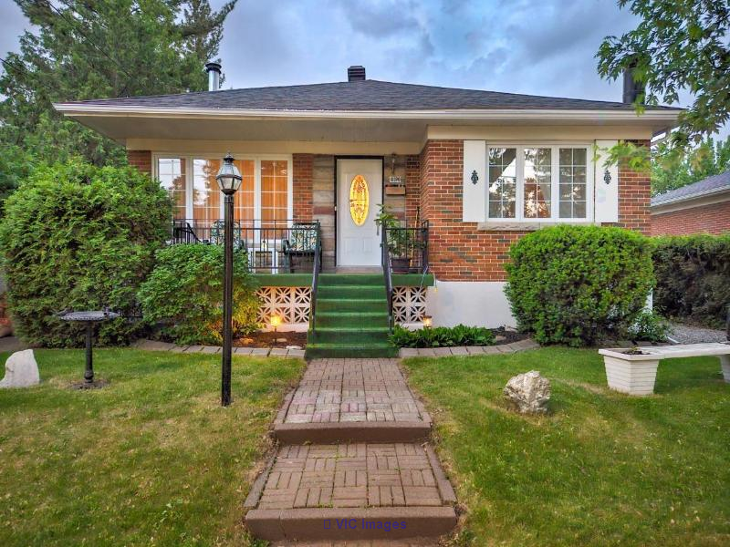 Bungalow for sale with potential intergenerational or bachelor suite / Bungalow à vendre avec potentiel suite intergénérationnelle ou bachelor