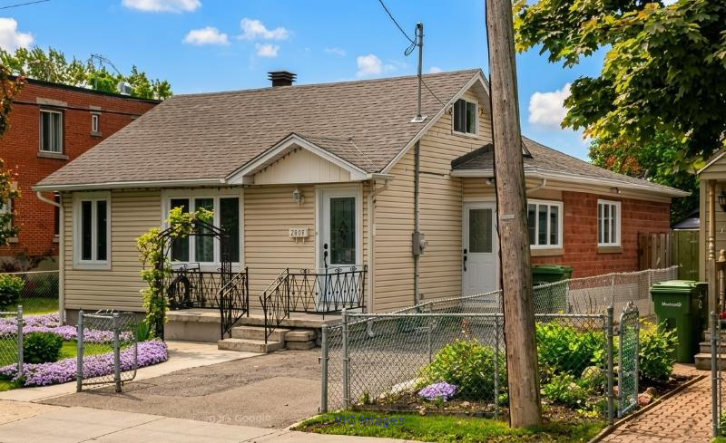 Spacious 8-Bedroom Home with 2 Parking Spots in Mercier / Grande maison de 8 chambres avec 2 stationnements à Mercier
