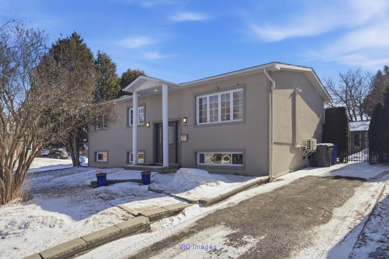 Sought-After Area - Private Yard - 6 Bedrooms - Boucherville / Secteur recherché - Cour privée - 6 chambres - Boucherville