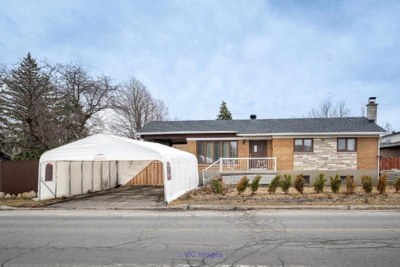 Charming Bungalow in Vimont, Prime Location, 2 Kitchens, $599,000! / Charmant bungalow à Vimont, emplacement recherché, 2 cuisines, 599 000 $!
