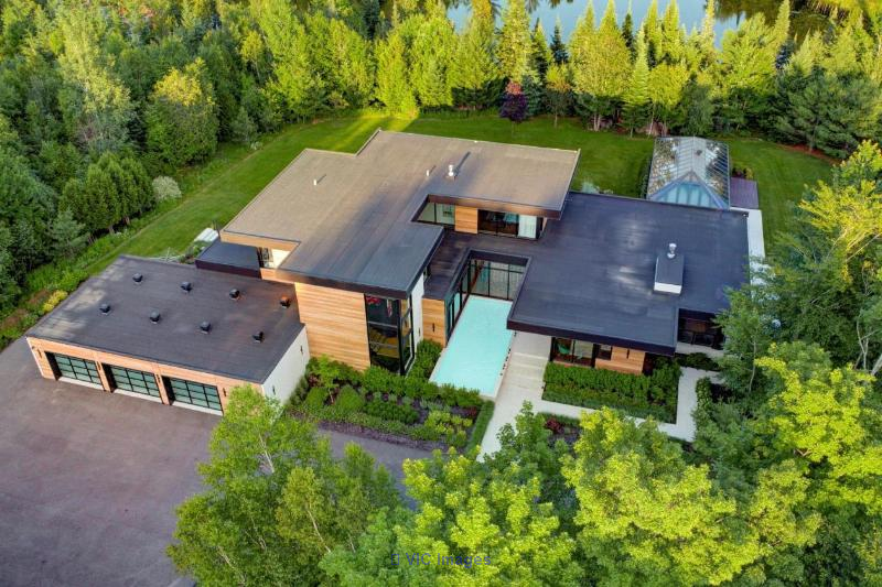 Luxury Waterfront Property in the Laurentians / Propriété Luxueuse en Bord de l'Eau dans les Laurentides
