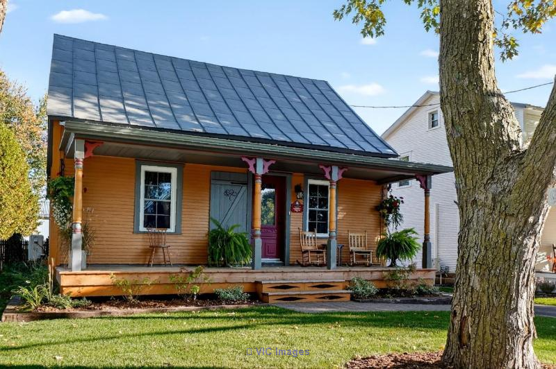 Restored 1900 Century Home with Exquisite Details / Maison du XXe siècle restaurée avec soin et détails exquis