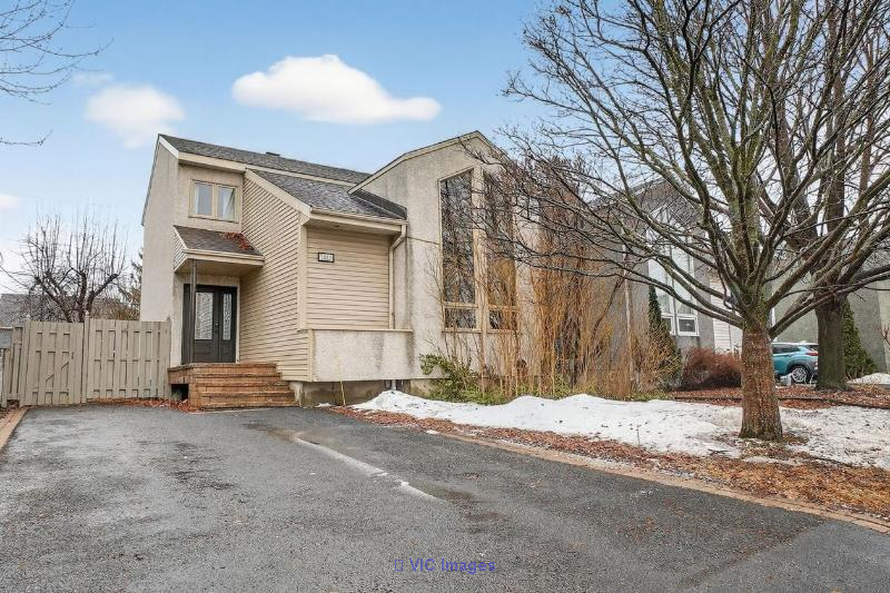 Turnkey Home for Sale on Croissant Paisible, Old Longueuil / Maison clé en main à vendre sur Croissant Paisible, Vieux-Longueuil
