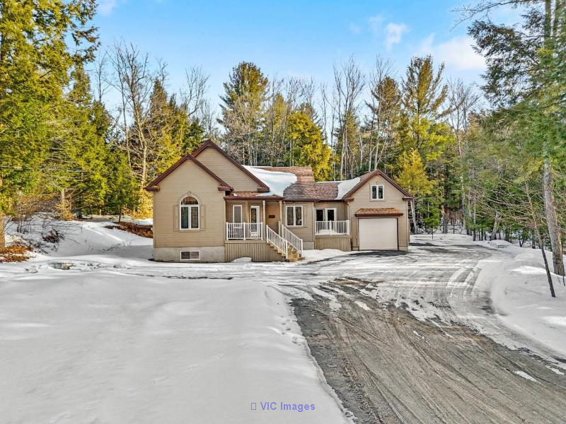 Private Property with Garage and Forest Views / Propriété privée avec garage et vue sur la forêt