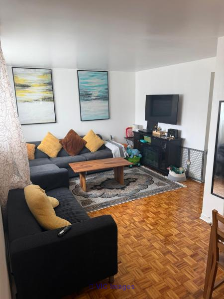 Spacious 3 ½ Basement Apartment with Heating Included in Prime Location / Grand 3 ½ Demi-Sous-Sol Lumineux avec Chauffage Inclus dans Emplacement de Choix