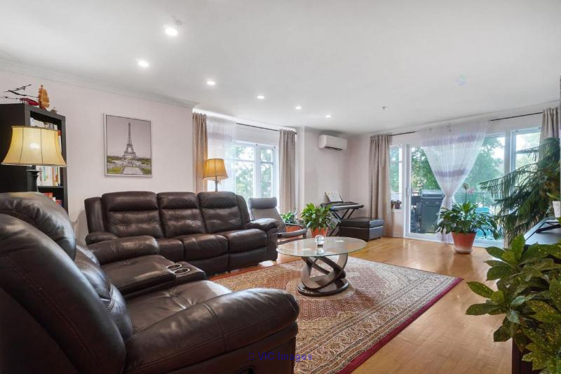 Spacious 4.5 Apartment with Garage and Balcony, 2 Baths in Notre-Dame-de-Grâce / Grand appartement 4 1/2 avec garage et balcon, 2 salles de bain à Notre-Dame-de-Grâce