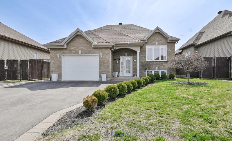 Dream Home for Sale in Saint-Jean-sur-Richelieu / Maison de rêve à vendre à Saint-Jean-sur-Richelieu