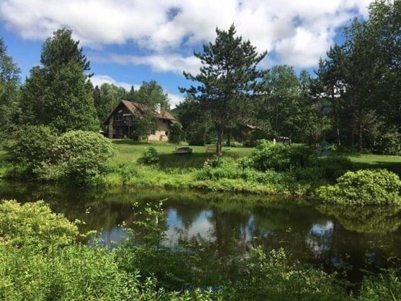 Cozy Rental Chalet with Private Lake, St-Zenon: Earn $50-$60K Annually / Chalet de location avec lac privé, St-Zenon : Revenus potentiels de 50 à 60 k$ par an