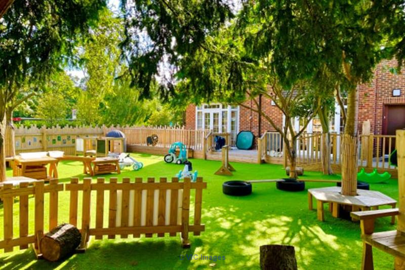 Playground and Outdoor Spaces Manufacturer / Fabricant d'aires de jeux et d'espaces extérieurs