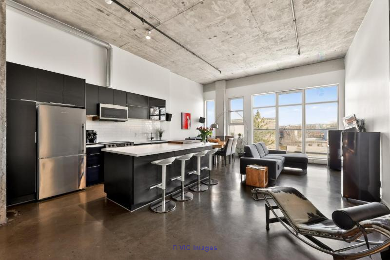Luxury Industrial Loft Near Jean-Talon Market / Loft industriel de luxe près du Marché Jean-Talon