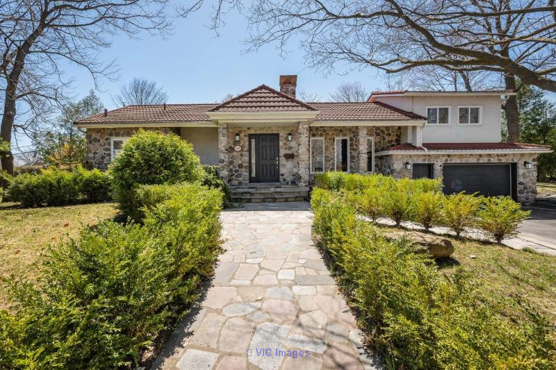 Luxury Real Estate Gem in Saint-Jean-sur-Richelieu / Propriété de Luxe à Saint-Jean-sur-Richelieu