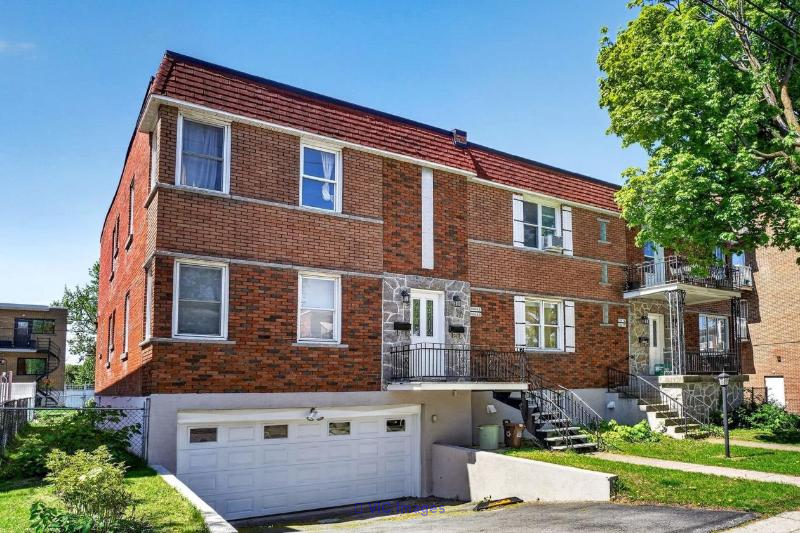 Unique Fourplex with 4 Garages Available in Ahuntsic / Occasion unique à Ahuntsic : Quadruplex avec 4 garages