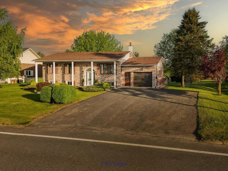 Peaceful Oasis Home Backing Onto Field in St-David / Maison paisible donnant sur un champ à St-David