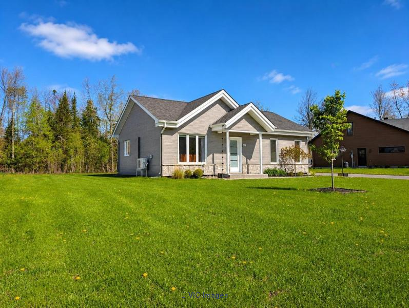 Spacious Home on Expansive Lot in Tranquil Bécancour Area / Maison spacieuse sur grand terrain dans le secteur paisible de Bécancour