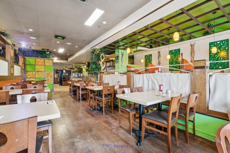 Fully equipped restaurant with terrace for sale in Boucherville