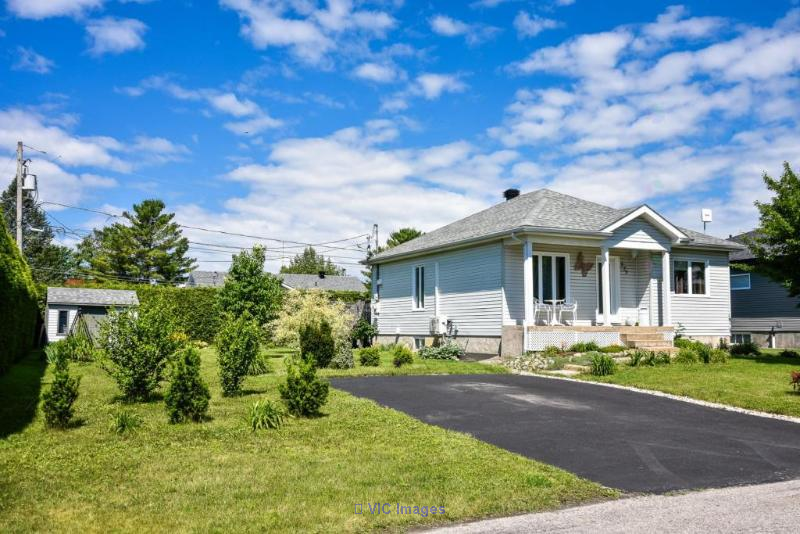 Beautiful home with private backyard at Hemmingford
